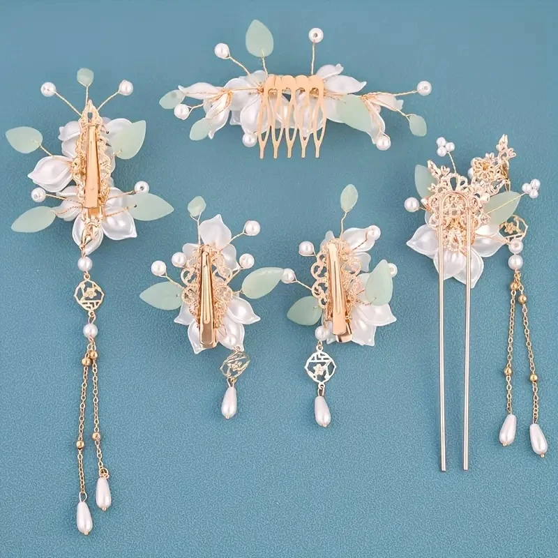 Epingle à pompons chic